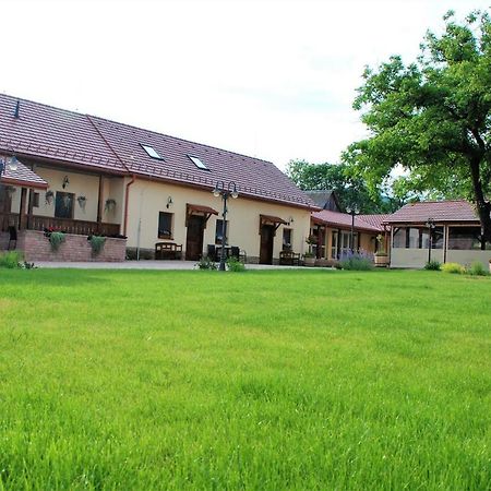 Ubytovanie Tri Ruze Krásnohorské Podhradie 外观 照片