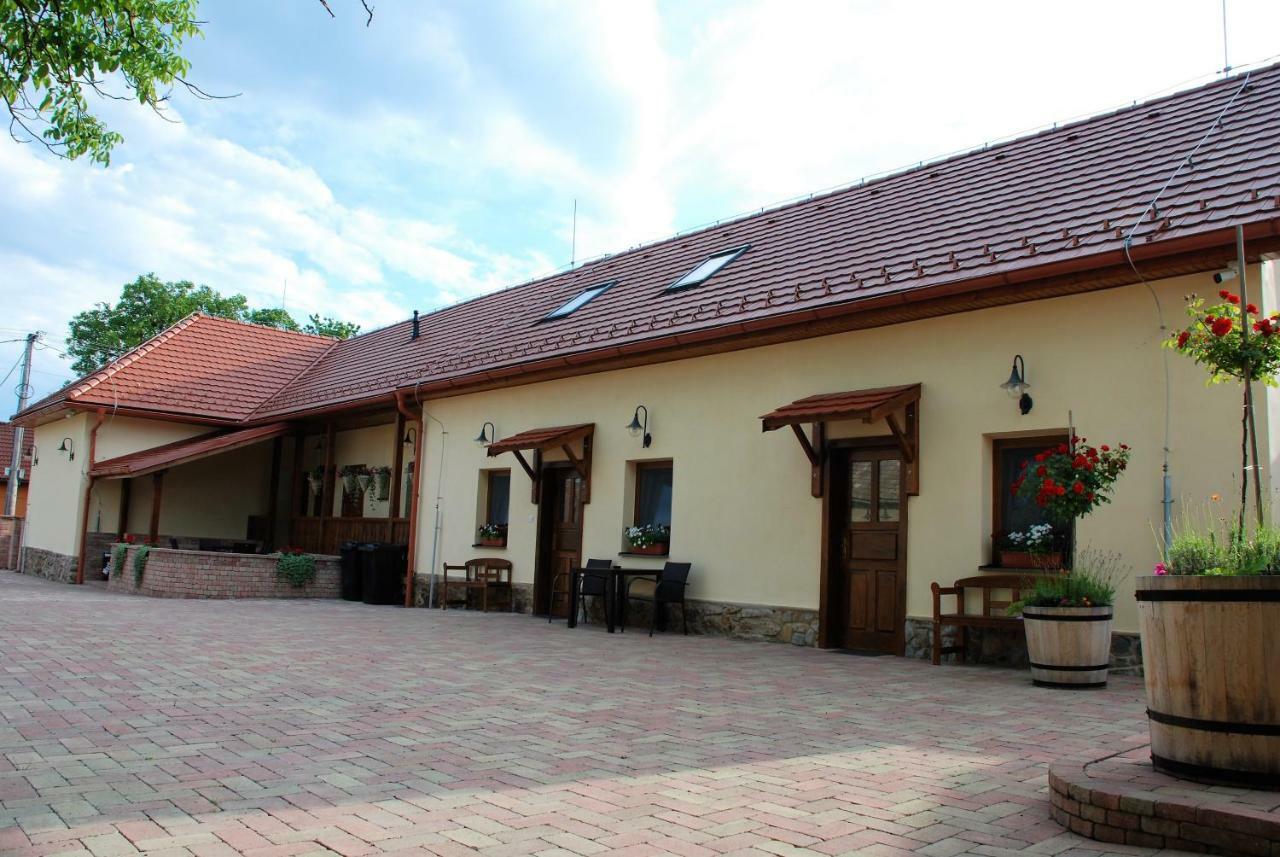 Ubytovanie Tri Ruze Krásnohorské Podhradie 外观 照片
