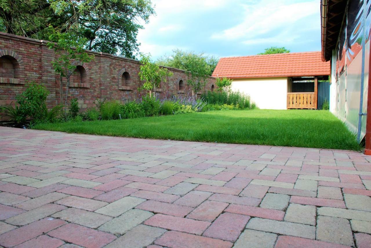 Ubytovanie Tri Ruze Krásnohorské Podhradie 外观 照片