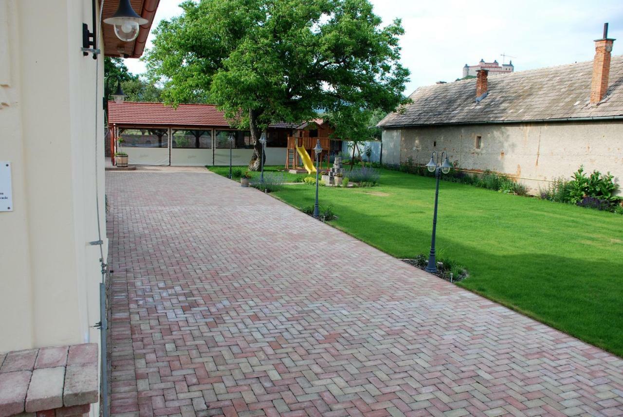 Ubytovanie Tri Ruze Krásnohorské Podhradie 外观 照片